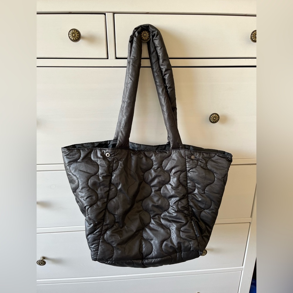 Black puffy shoulder bag, convertible, wavy